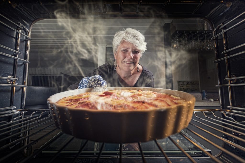 Gâteau basque entier sur une assiette, pâte dorée striée au motif traditionnel