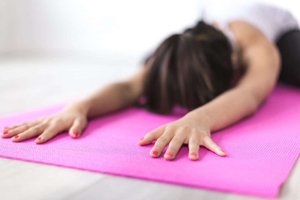 Séance de yoga en entreprise : groupe de salariés pratiquant des postures de détente au bureau