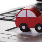 Souscrire une assurance auto en ligne depuis un ordinateur portable