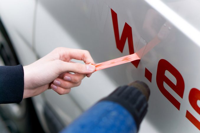 Lettres adhésives : définition, usages et comment les poser