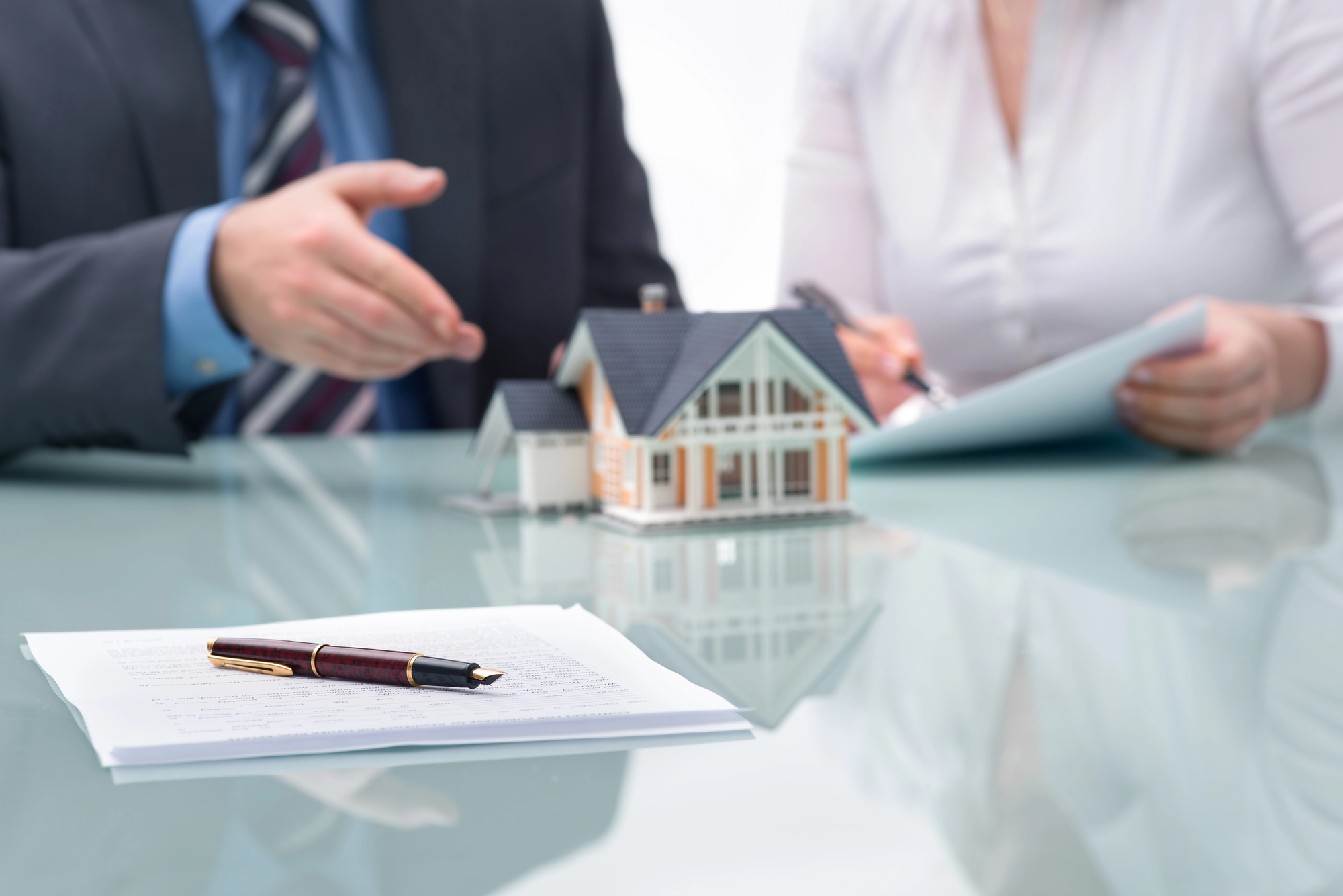 Découvrez comment investir en SCPI, la pierre papier qui offre un rendement stable et diversifie votre patrimoine immobilier sans risques élevés.