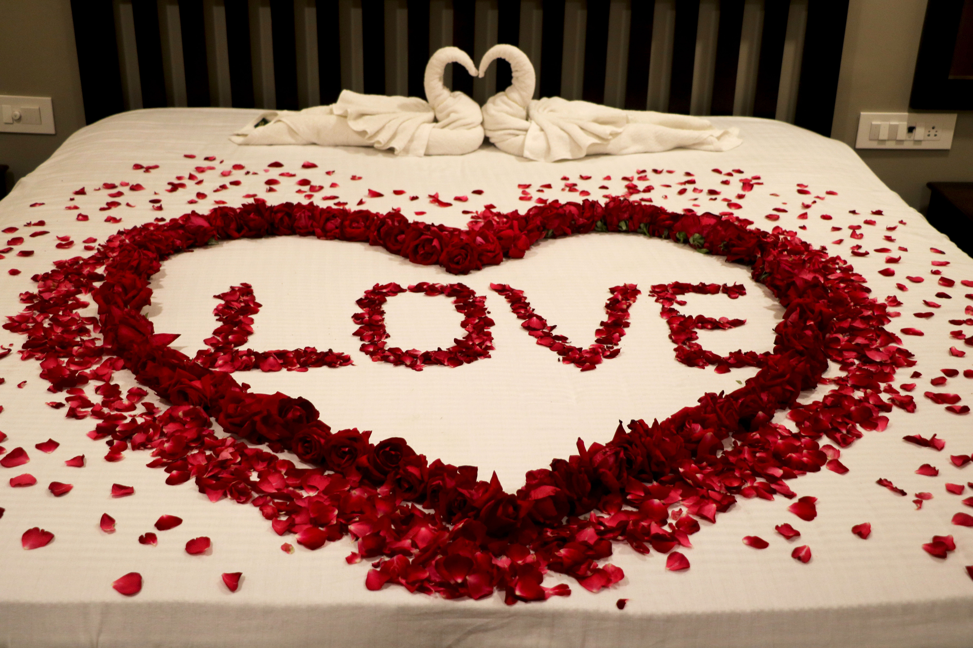 Envie d'une expérience romantique unique à Paris ? Découvrez notre sélection des meilleurs love hôtels de la ville. Intimité, luxe et volupté garantis.