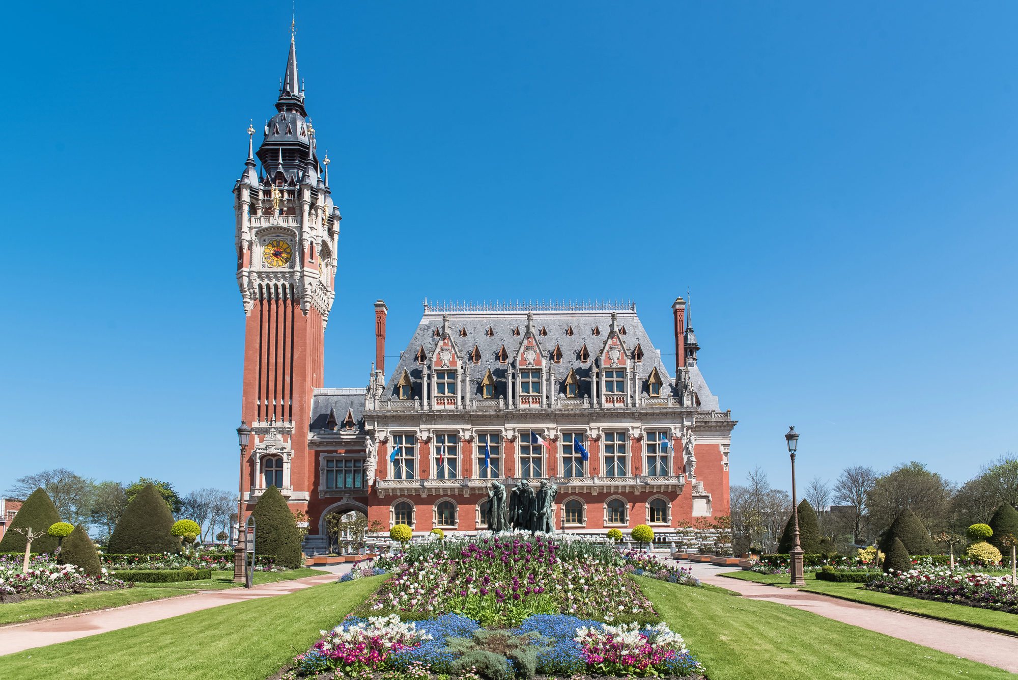 Vue de Calais avec son beffroi et le front de mer sur la Côte d'Opale
