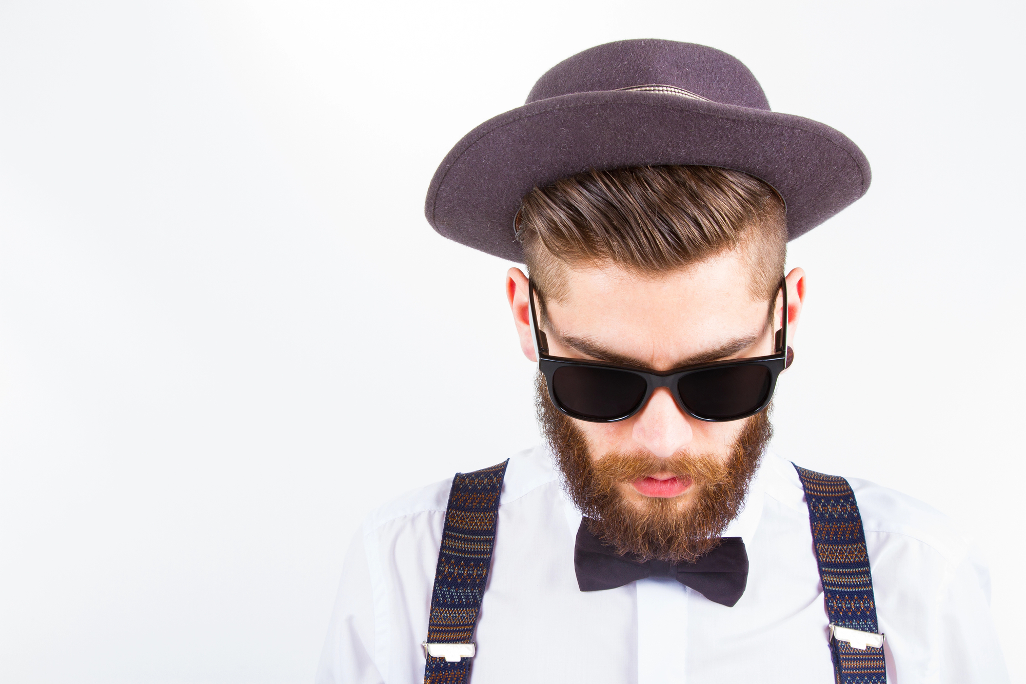 Homme portant un noeud papillon hipster à motifs sur une chemise blanche