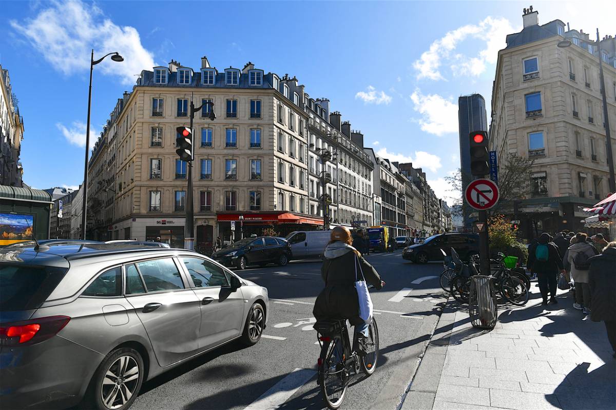 Aménagement urbain favorisant la mobilité douce dans une rue de ville